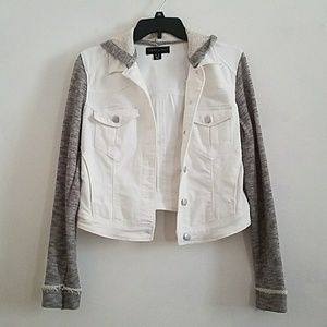 🌼 White Hooded Denim Jacket